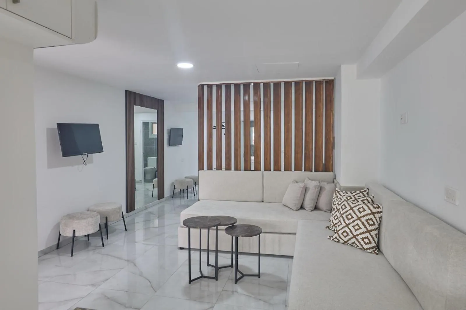 Gold Emerging Villas Ltd Apart 5 아이아 나파 아파트